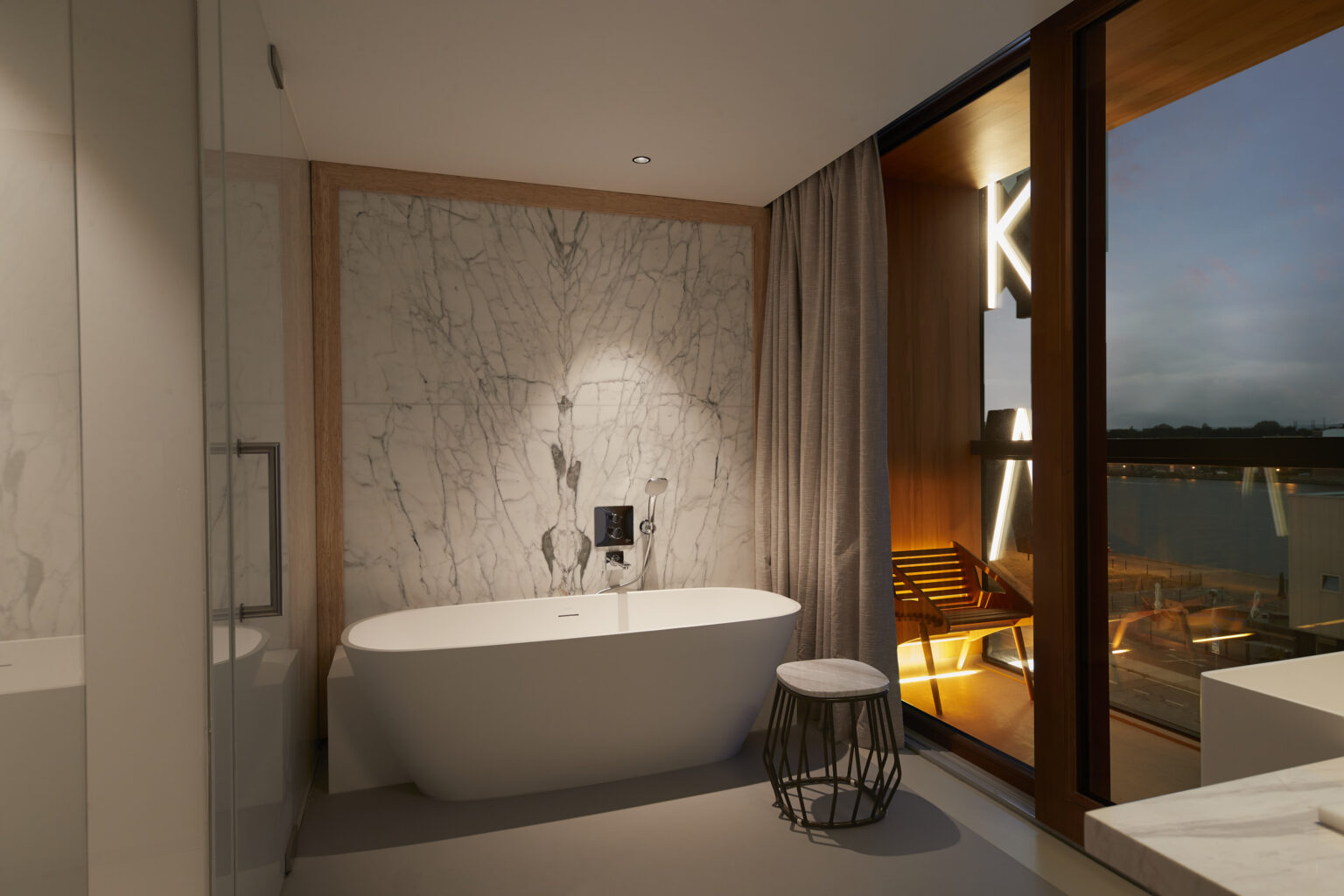 Junior Suite dengan Bathtub Freestanding di Hotel Jakarta